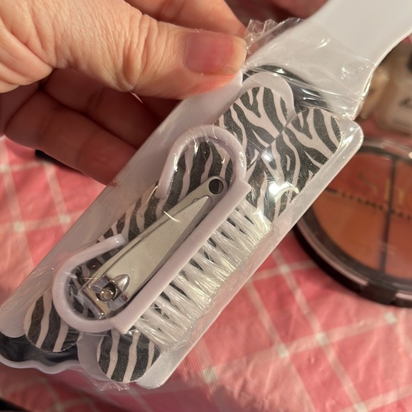 🎈SALE🎈🎀#14.MAKEUP BUNDLE🎀 - Picture 8 of 12